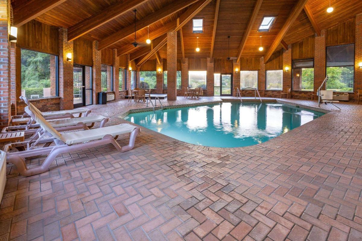 Baymont by Wyndham LaGrange - Housity