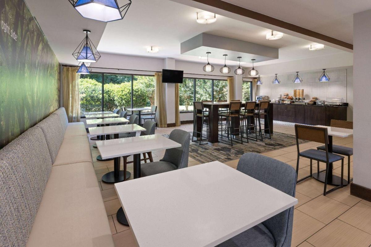 La Quinta by Wyndham LaGrange / I-85 - Housity