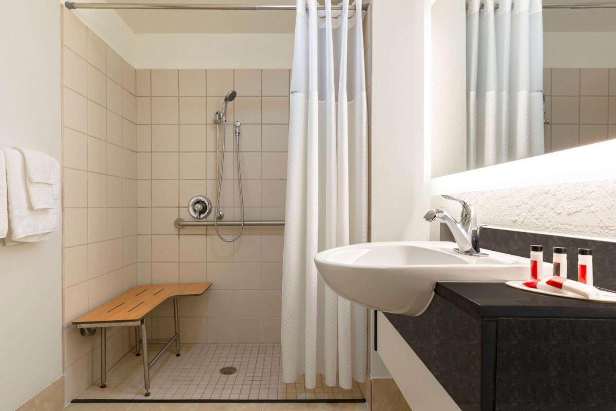Howard Johnson by Wyndham Harrisonburg - Housity