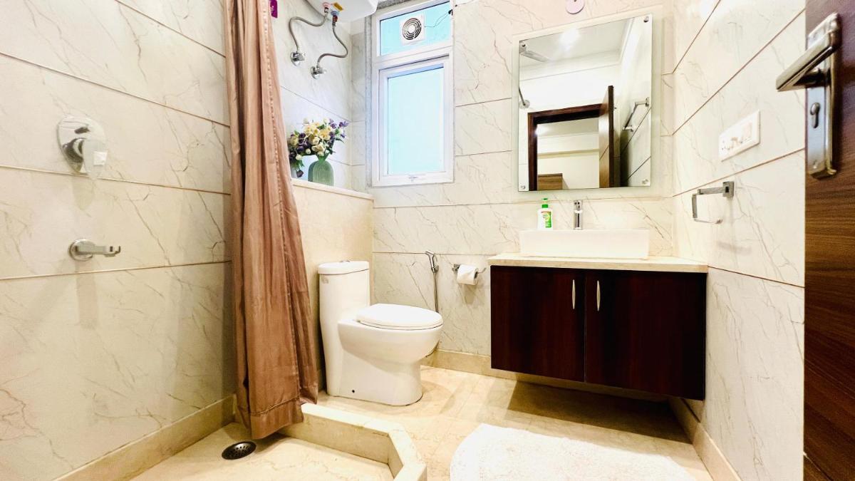 BluO Studio4 Golf Course Road - Gym, Balcony, Lift - Hizvo
