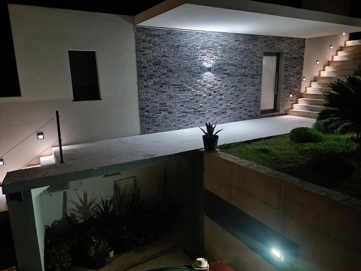Holiday House "M" Omiš - Newly renovated house with swimming pool, 3 rooms, gym, large terrace with amazing view on town and 6 parkplaces - Housity