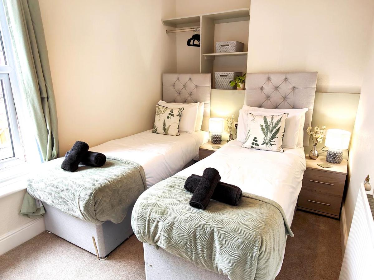 Douglas House, near Hospital, attractive and comfy 2 bedroom House with enclosed yard to rear - Housity