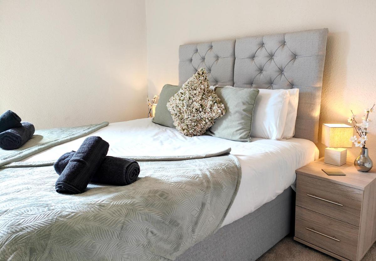 Douglas House, near Hospital, attractive and comfy 2 bedroom House with enclosed yard to rear - Housity