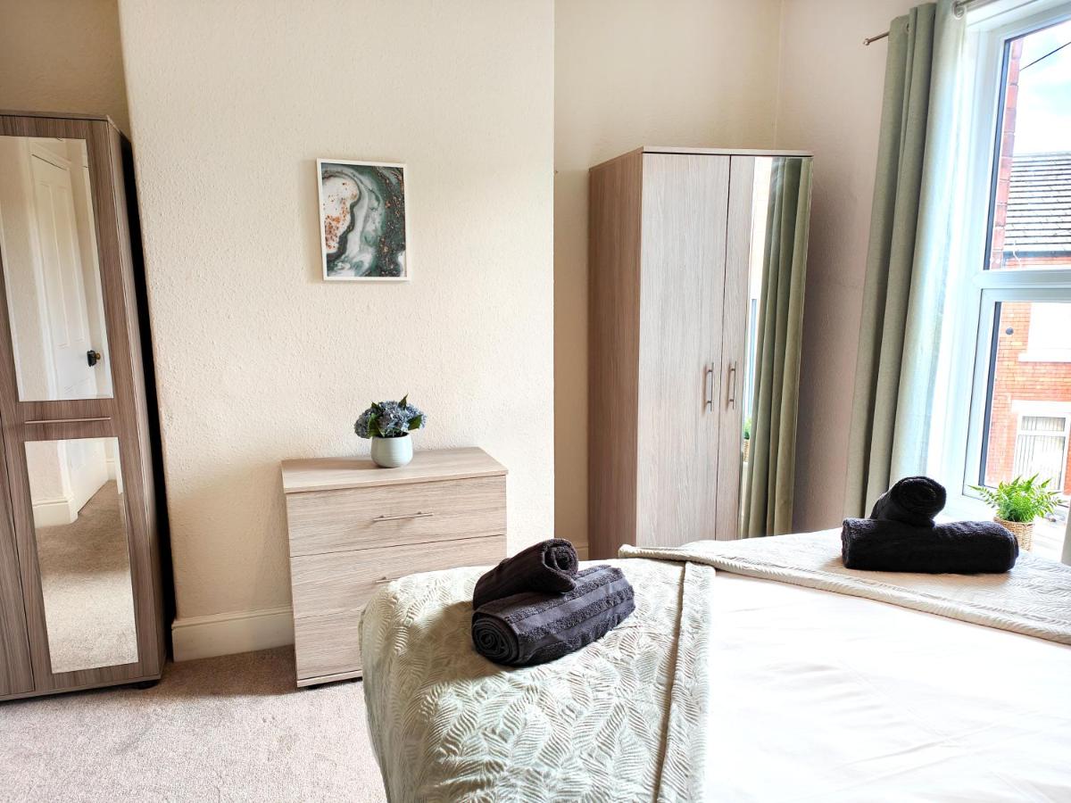 Douglas House, near Hospital, attractive and comfy 2 bedroom House with enclosed yard to rear - Housity