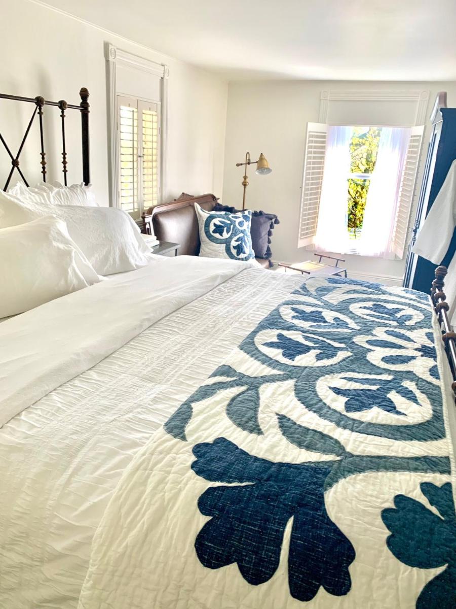 Plantation House Bed & Breakfast - Housity