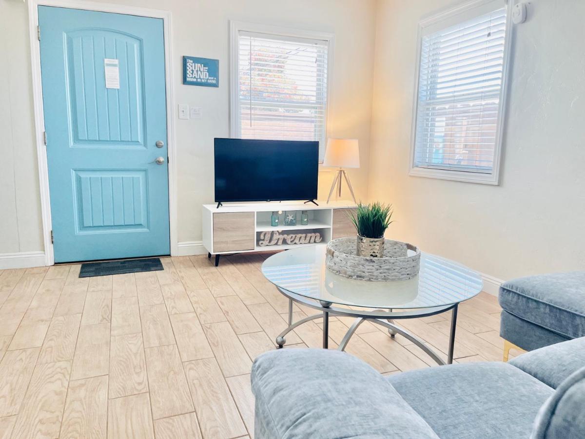 Cozy Beach Cottage with Bicycles - Housity