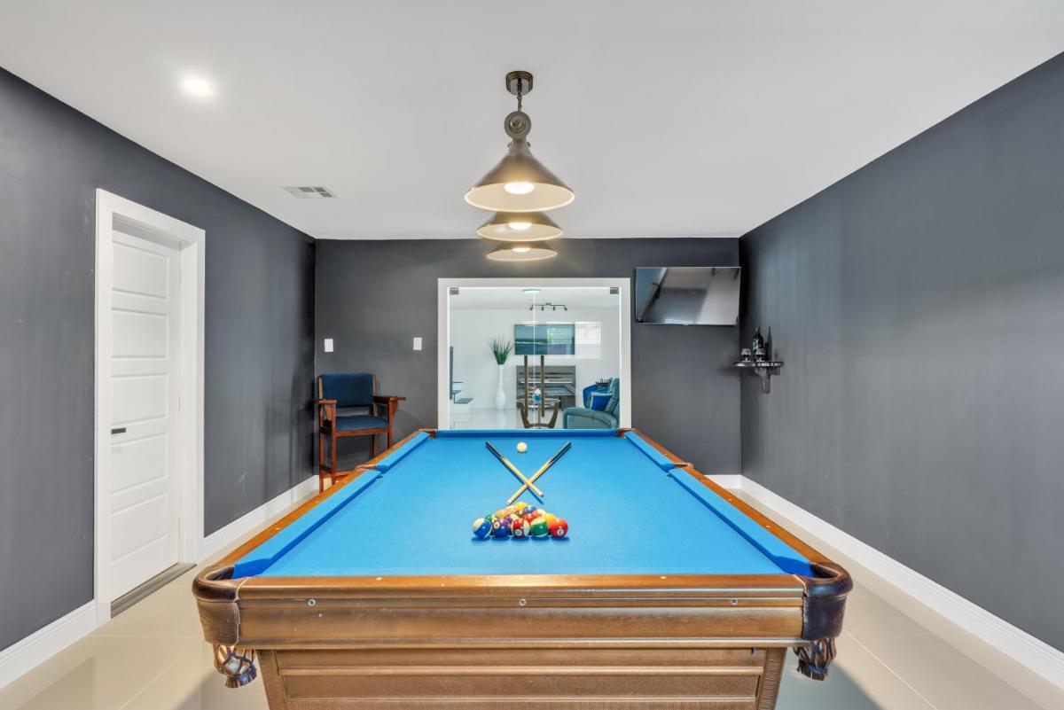 Luxury Escape- Pool, Hot Tub, Gym and More! villa - Housity