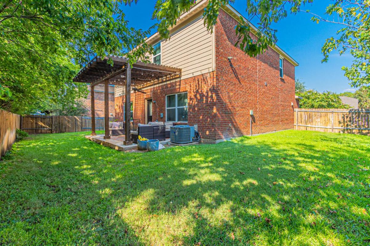 Luxury 5BR Dallas Retreat with Business Amenities - Perfect for Business Travelers, Families & Groups - Housity