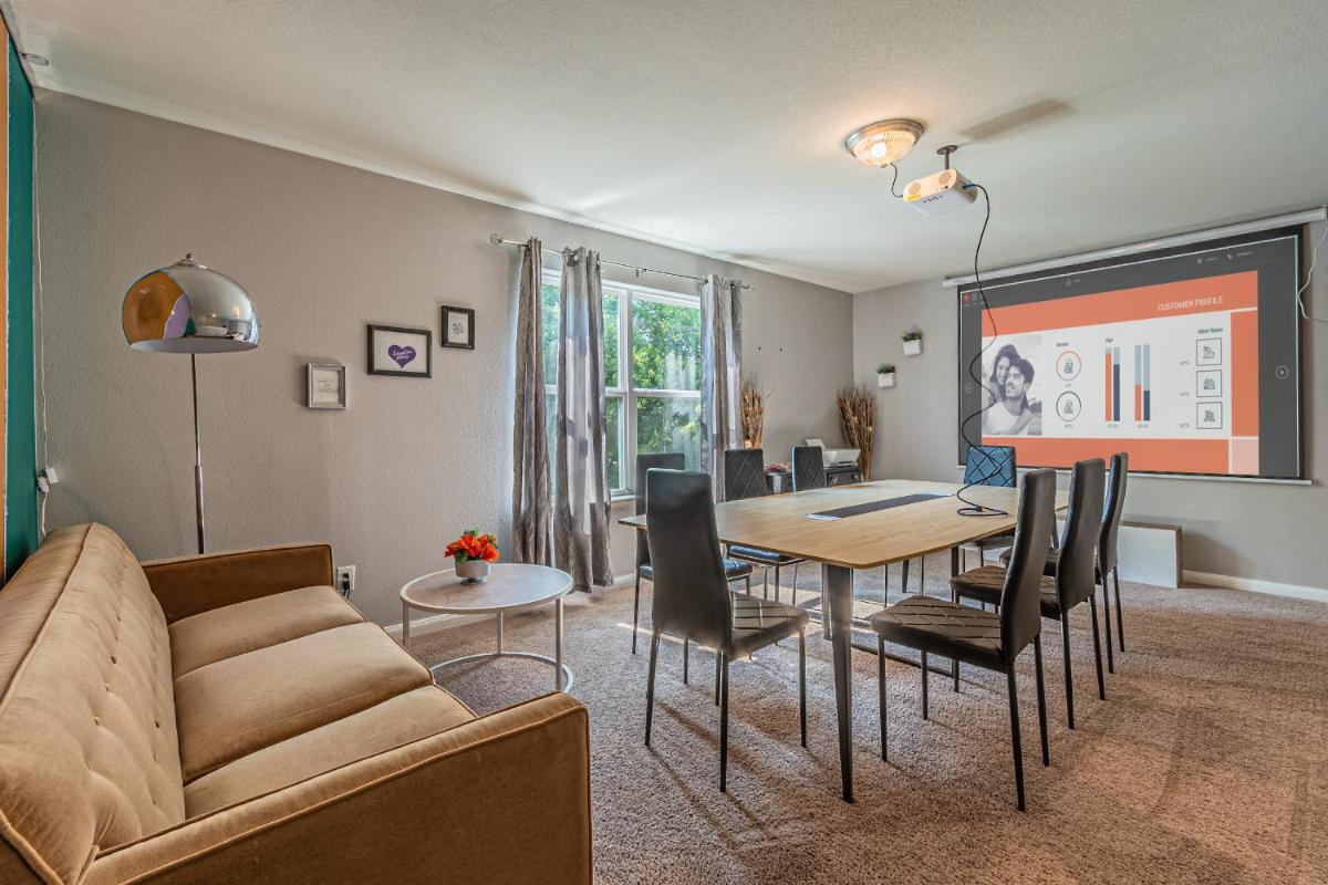 Luxury 5BR Dallas Retreat with Business Amenities - Perfect for Business Travelers, Families & Groups - Housity