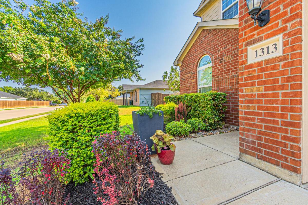 Luxury 5BR Dallas Retreat with Business Amenities - Perfect for Business Travelers, Families & Groups - Housity