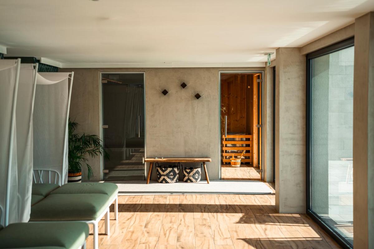 uma sala de estar com um sofá e uma mesa em Hotel Vouga nas Termas de São Pedro do Sul