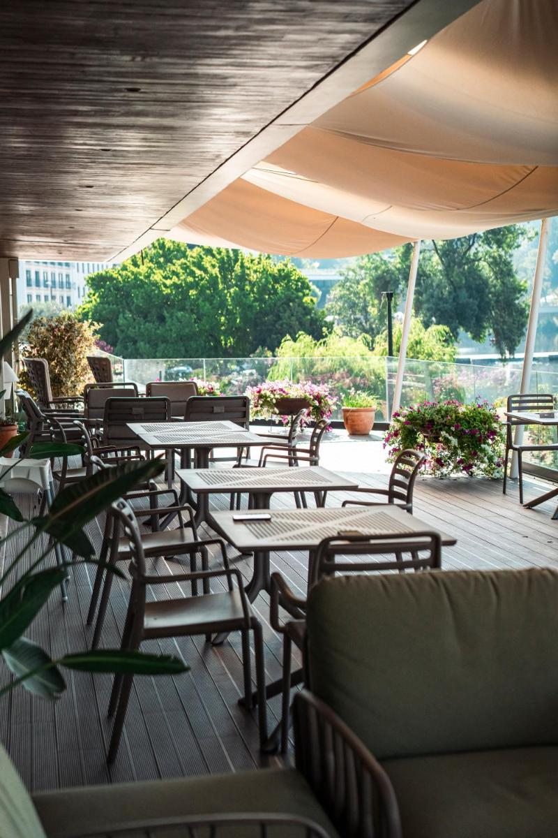 Um restaurante ou outro lugar para comer em Hotel Vouga