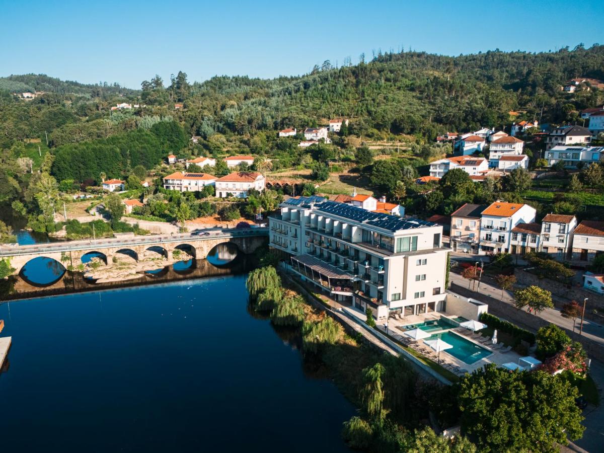 uma vista aérea de uma ponte sobre um rio em Hotel Vouga nas Termas de São Pedro do Sul