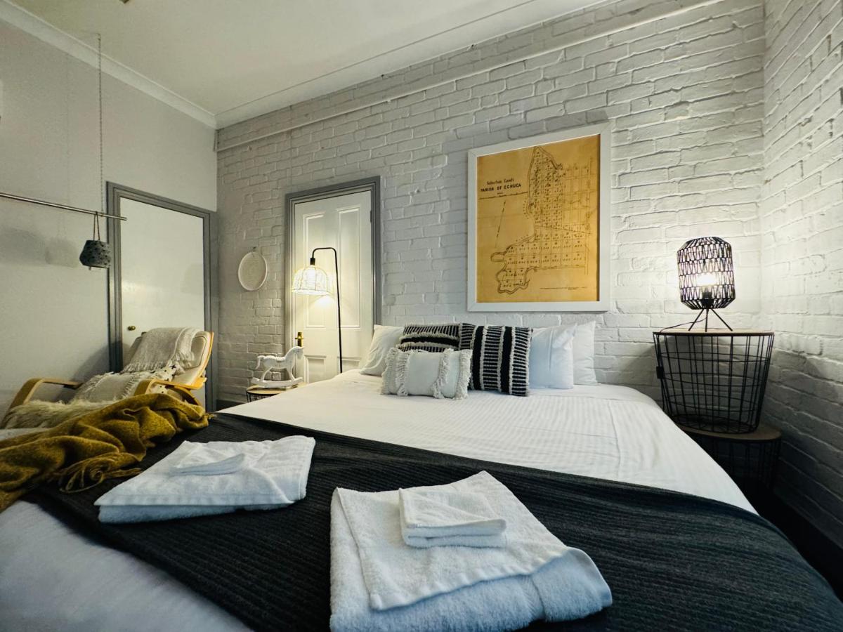 Treehouse Hideouts - Ground Level - Heygarth House Townhouse - Port of Echuca - Housity