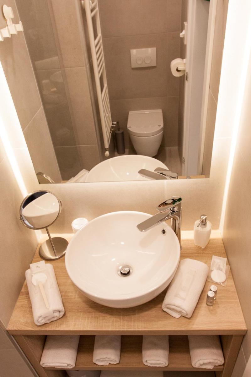 Tesla Boutique Apartments & Rooms - Housity