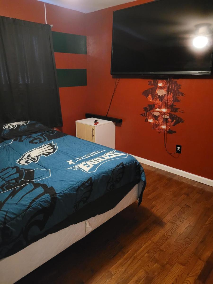 Cozy 6 bedroom home with Gameroom and Fire pit. - Housity