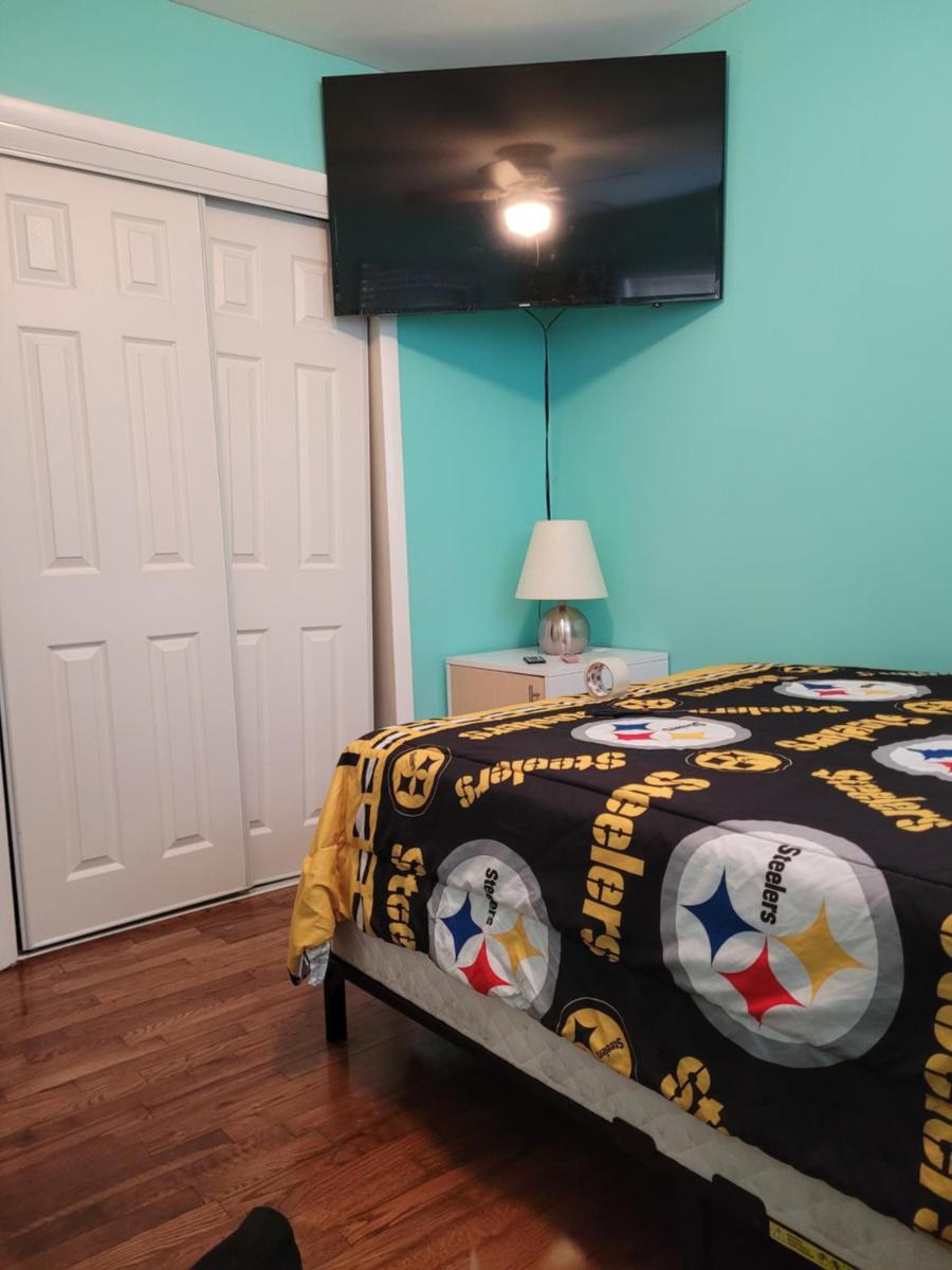 Cozy 6 bedroom home with Gameroom and Fire pit. - Housity