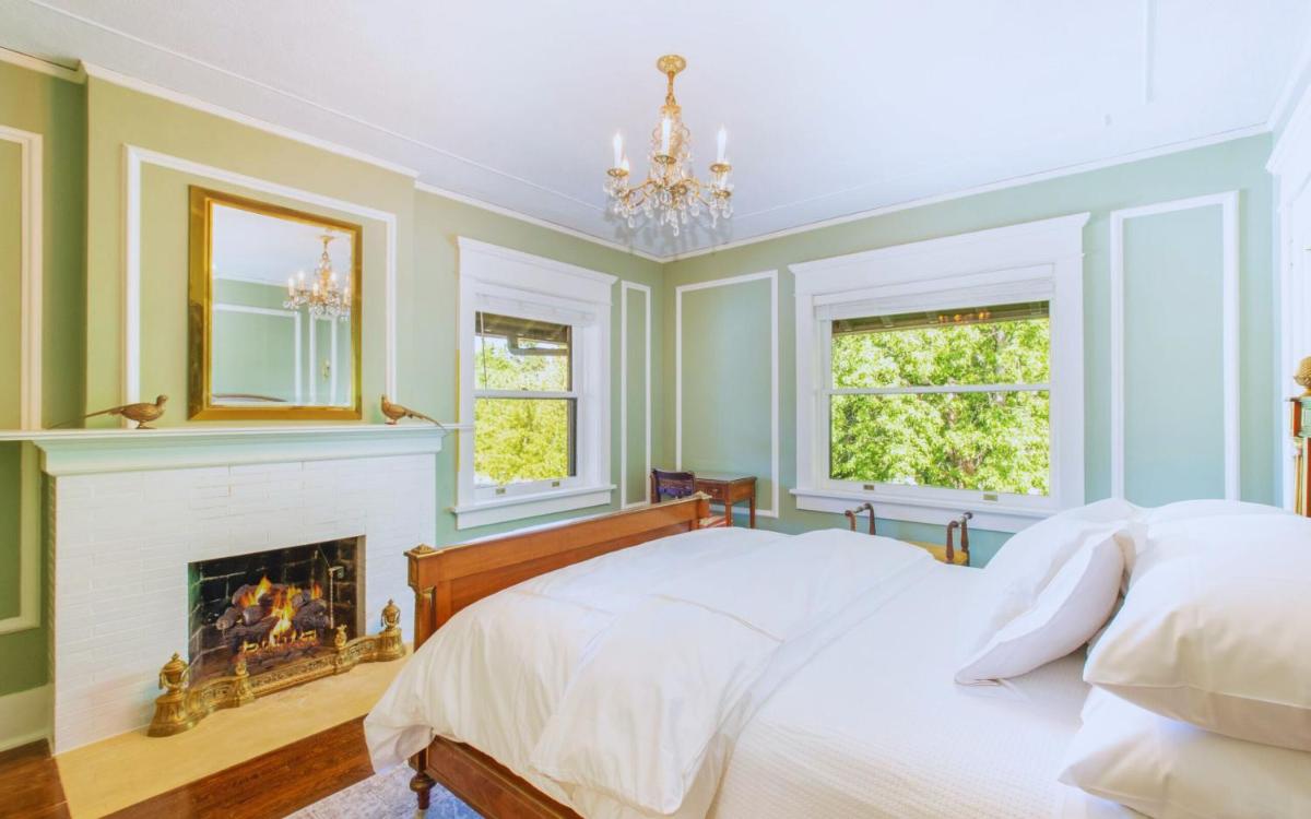 Martha's Bed and Breakfast - Housity