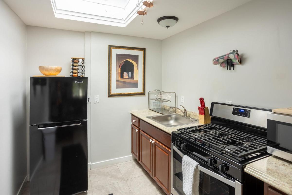 Spacious Guest Suite Amazing Location - Housity