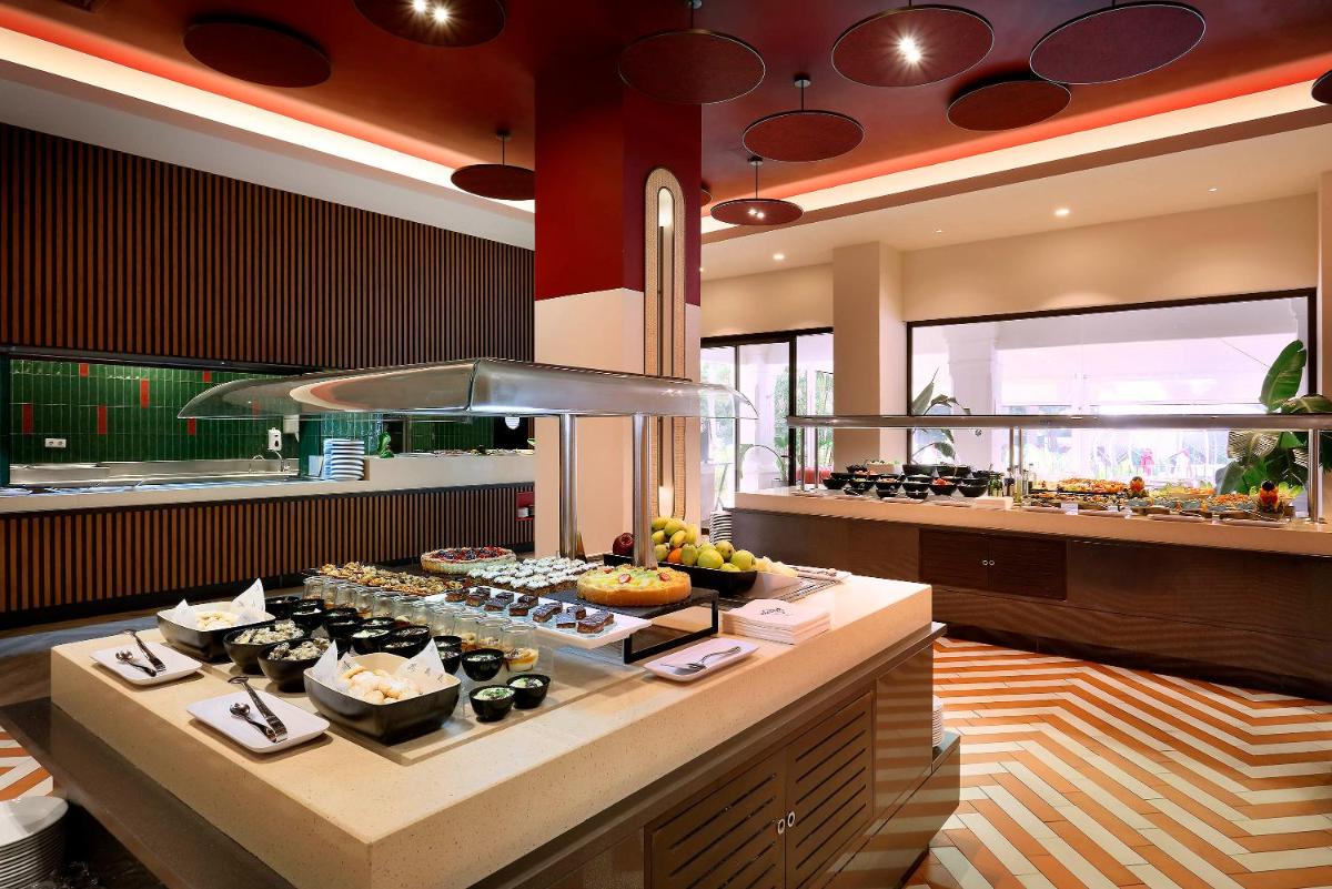 Comida en o cerca de este hotel