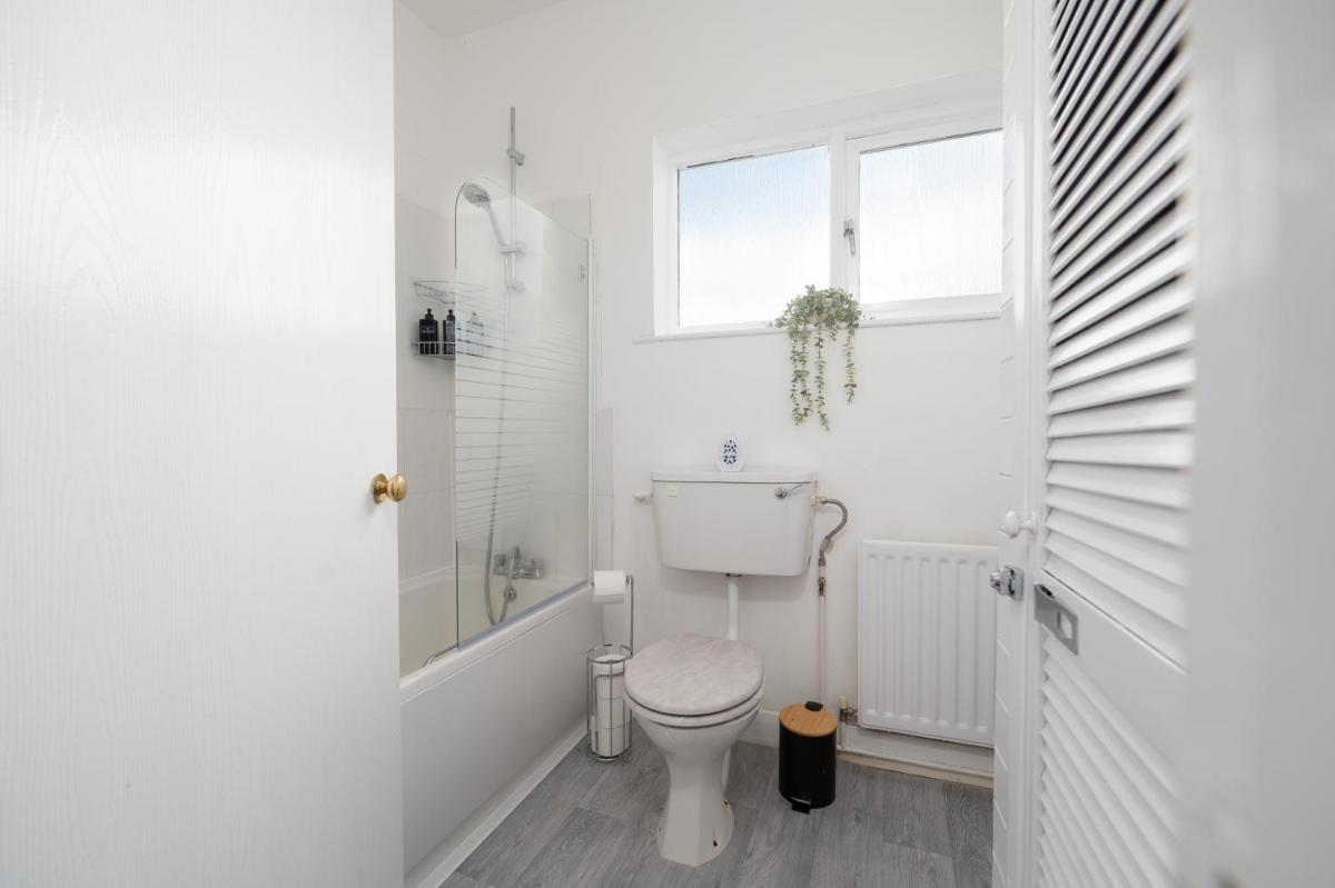 Gorgeous Apartment - Parking - Sleeps 4 - Housity
