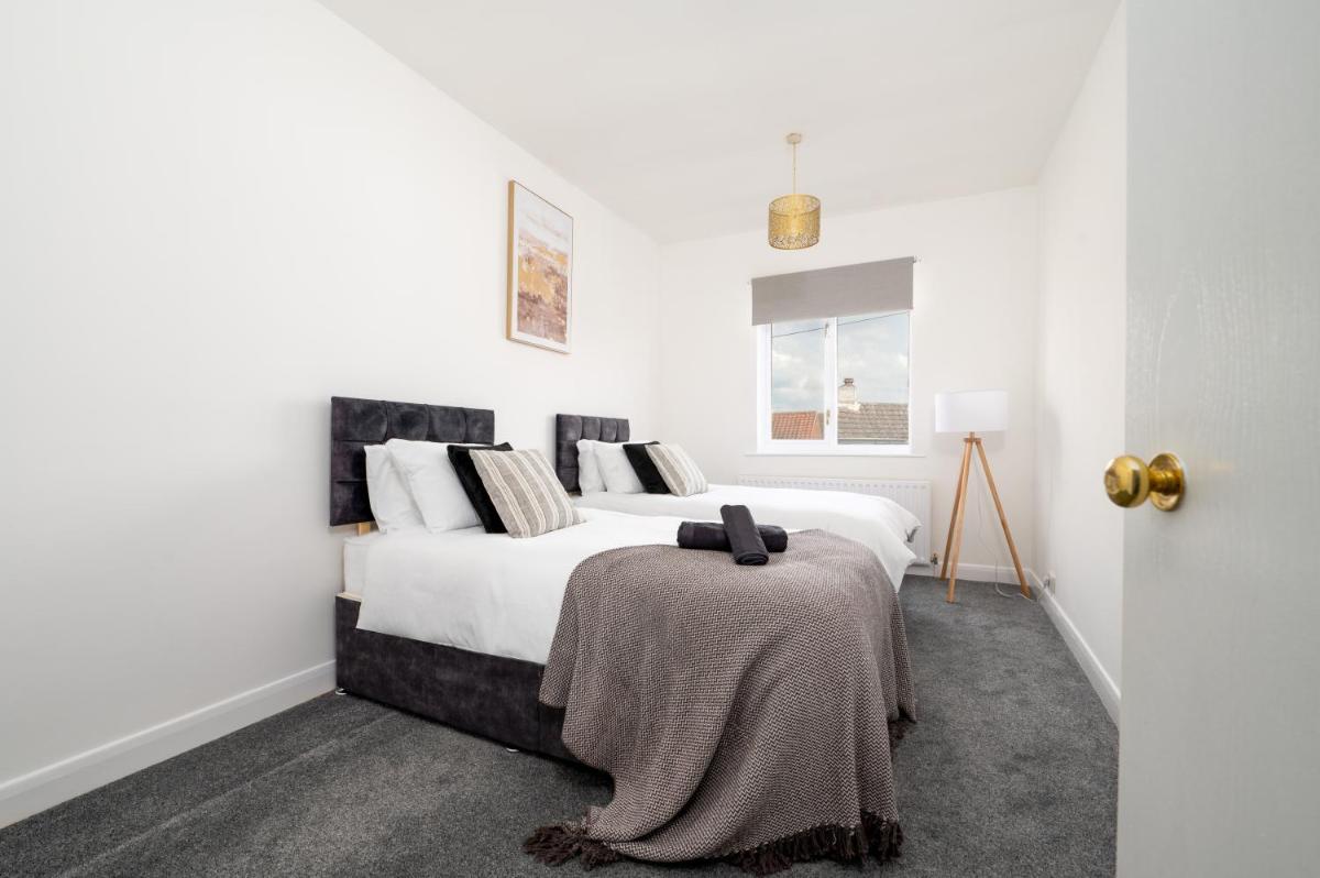 Gorgeous Apartment - Parking - Sleeps 4 - Housity