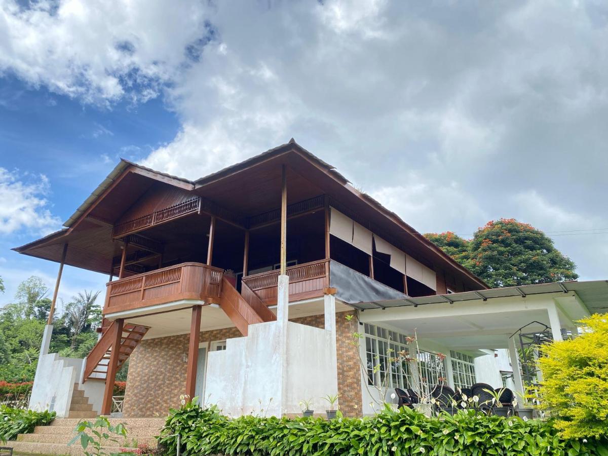 Super Wonderful 5 bedrooms with Bathroom Villa Marion Tomohon - Housity