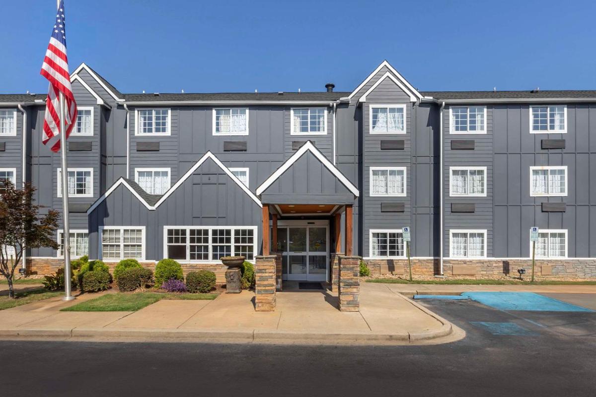 Econo Lodge Inn & Suites - Housity