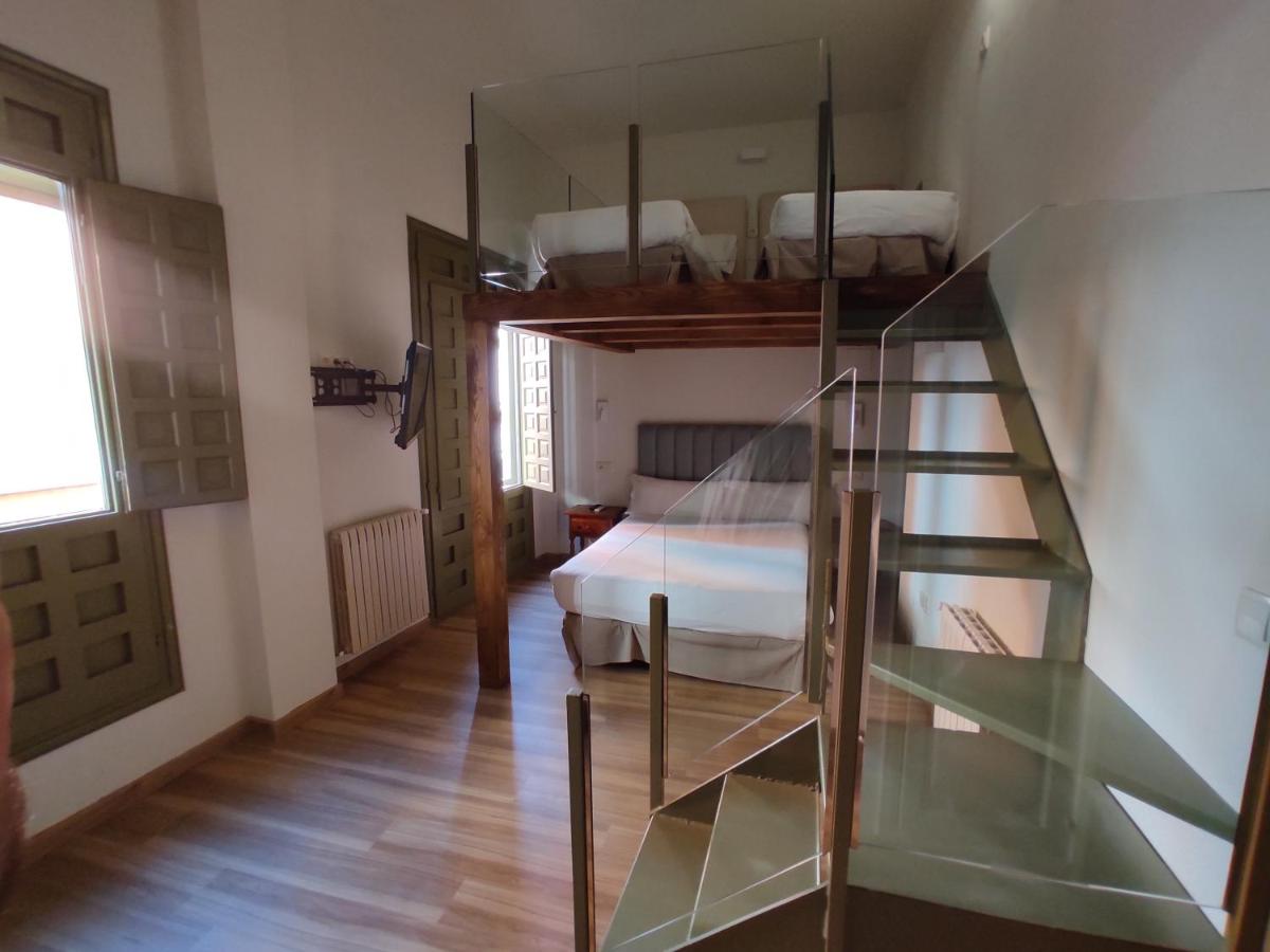 Cama o camas de una habitación en Hotel Leonor de Aquitania