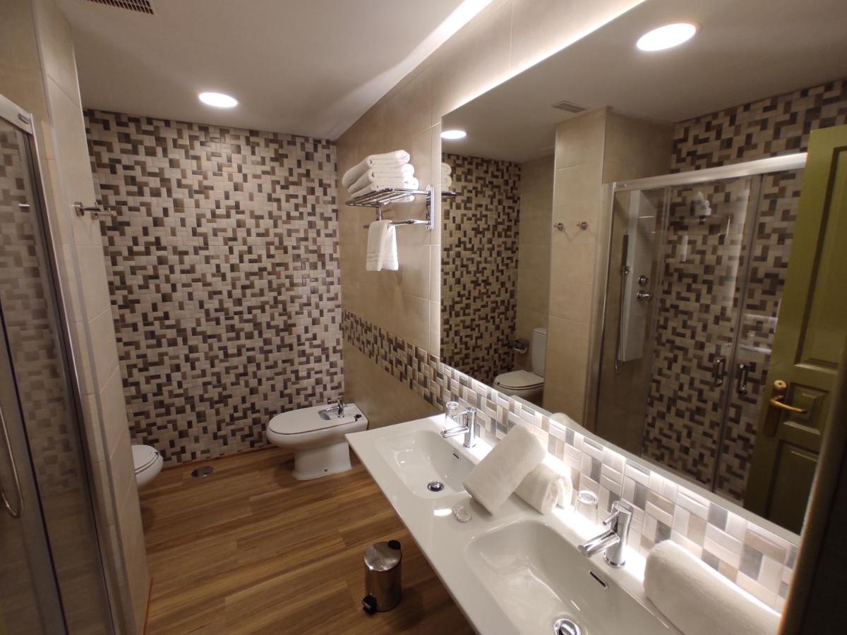 Un baño de Hotel Leonor de Aquitania