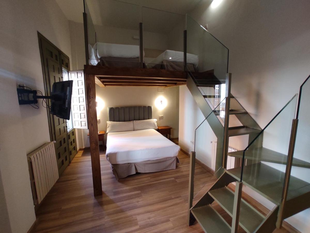 Cama o camas de una habitación en Hotel Leonor de Aquitania