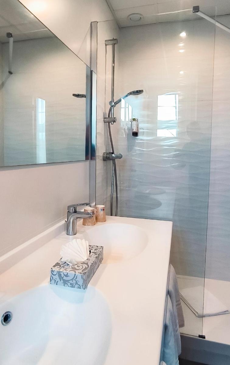Logis Hotel Les Vignes Blanches - Housity