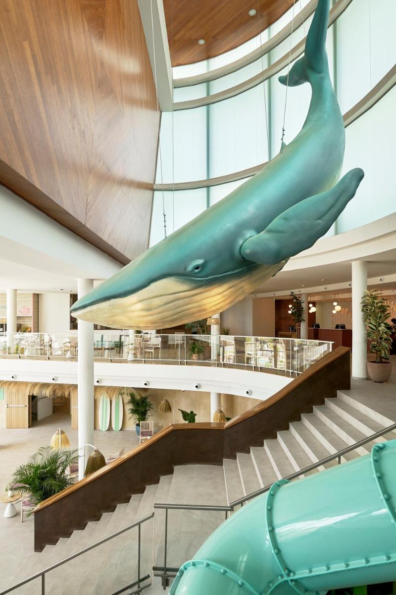 Una estatua de una ballena colgando del techo de un edificio. en Iberostar Waves Gaviotas Park, en Morro del Jable 114 fotos más
