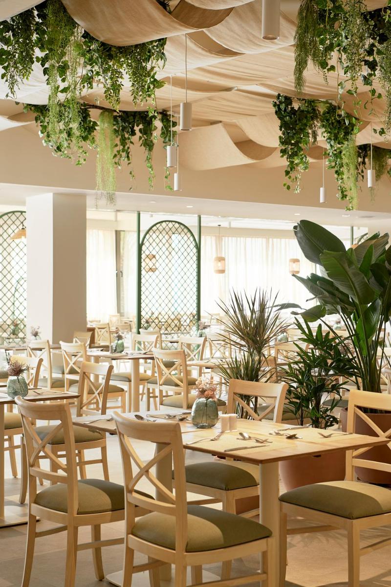 Un restaurante o sitio para comer en Iberostar Waves Gaviotas Park