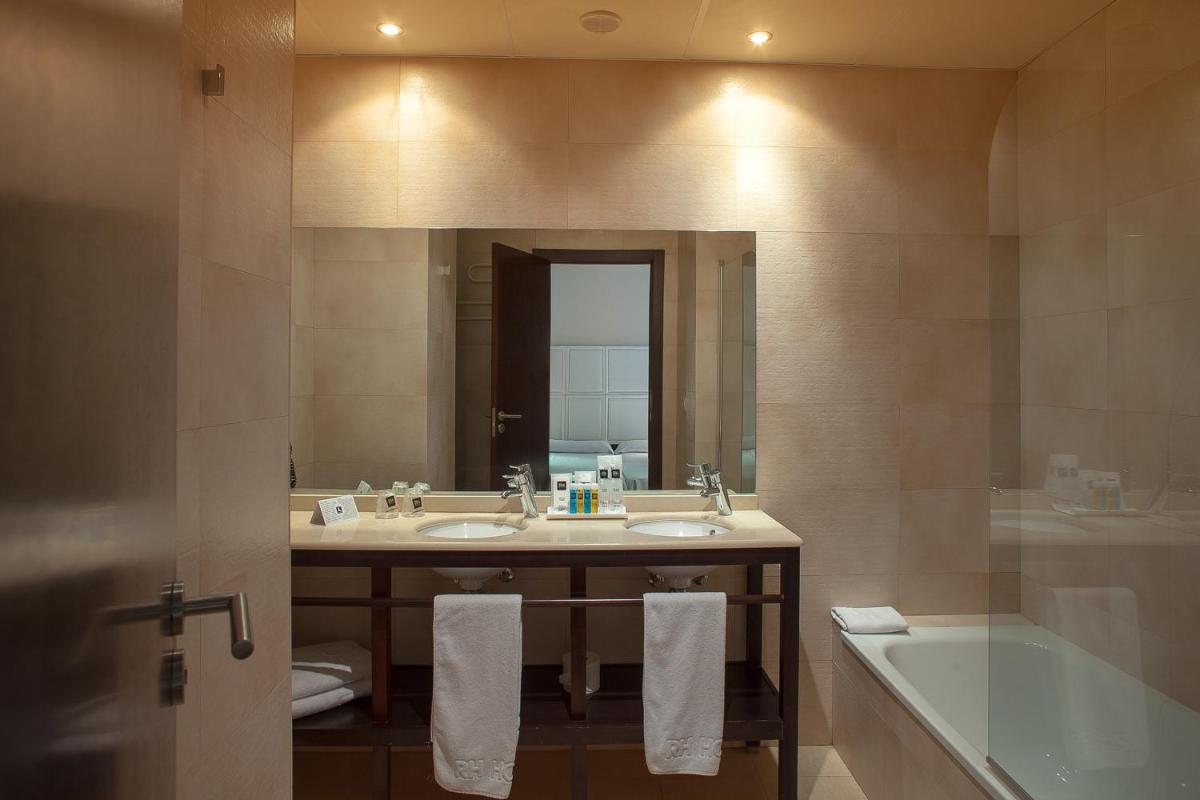Un baño de RH Don Carlos & Spa