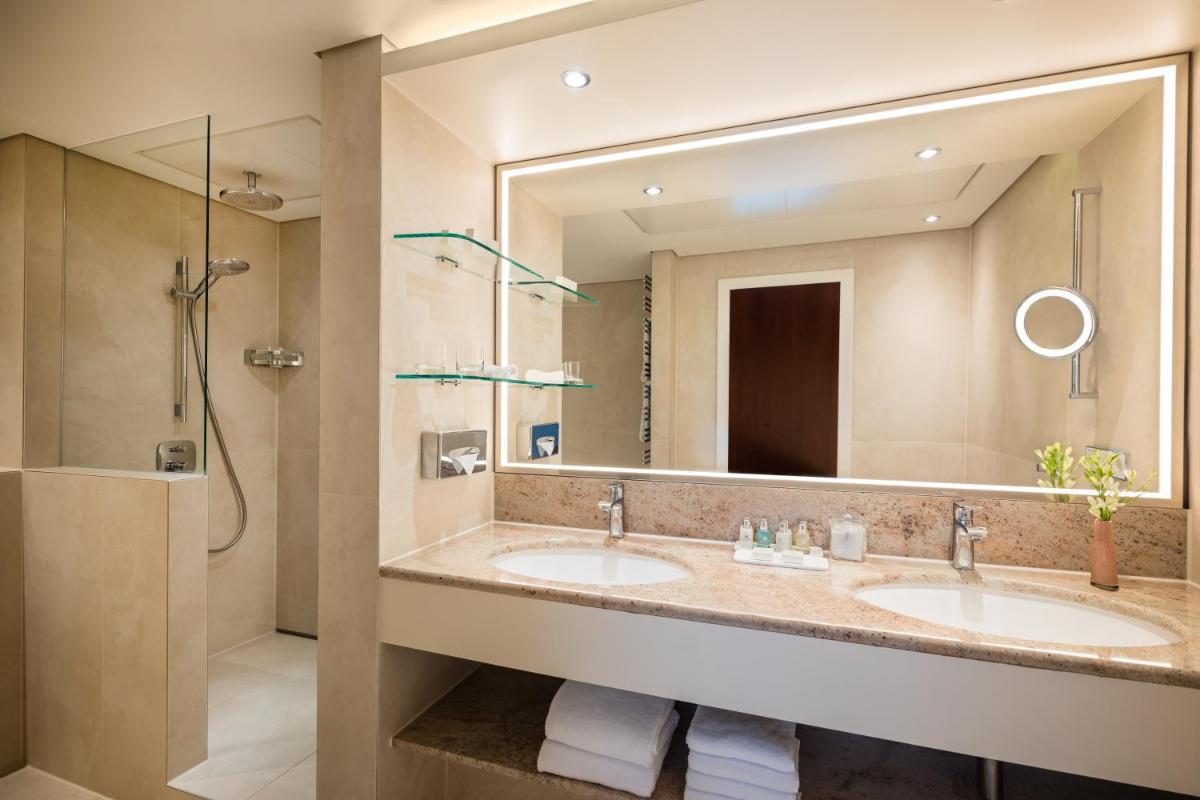 Ein Badezimmer in der Unterkunft GRAND ELYSEE Hamburg Ein Badezimmer in der Unterkunft GRAND ELYSEE Hamburg