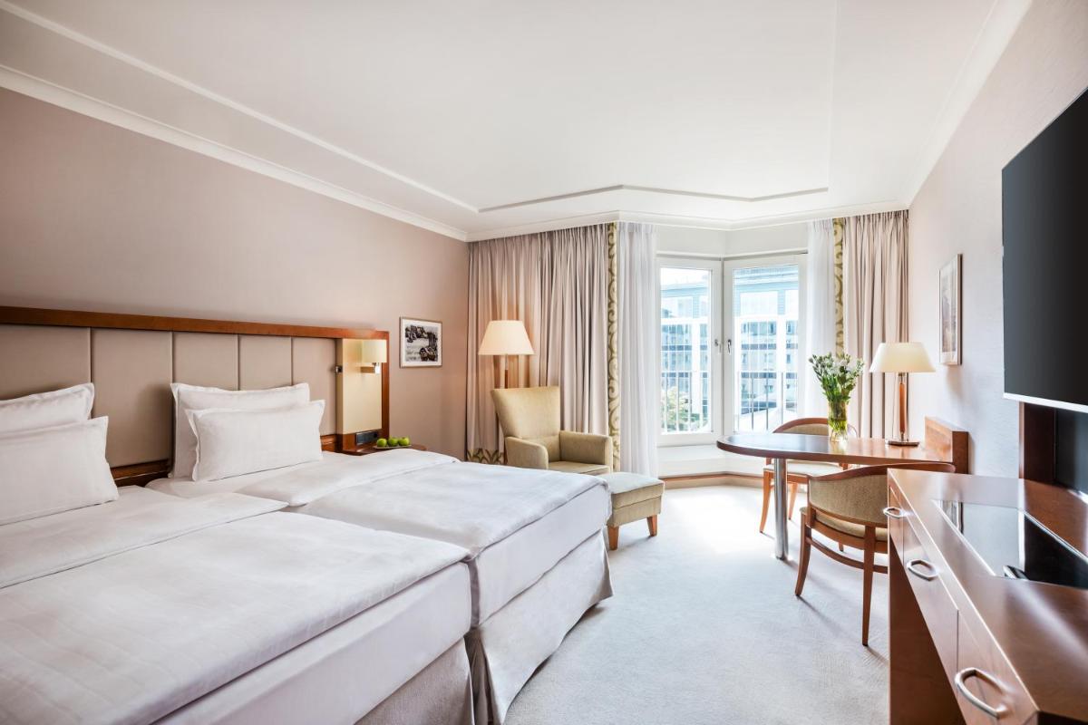 ein Hotelzimmer mit einem Bett und einem Schreibtisch in der Unterkunft GRAND ELYSEE Hamburg in Hamburg ein Hotelzimmer mit einem Bett und einem Schreibtisch in der Unterkunft GRAND ELYSEE Hamburg in Hamburg