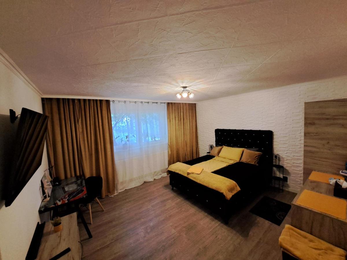 Black Diamond Lux - deluxe riverside apartment - Housity