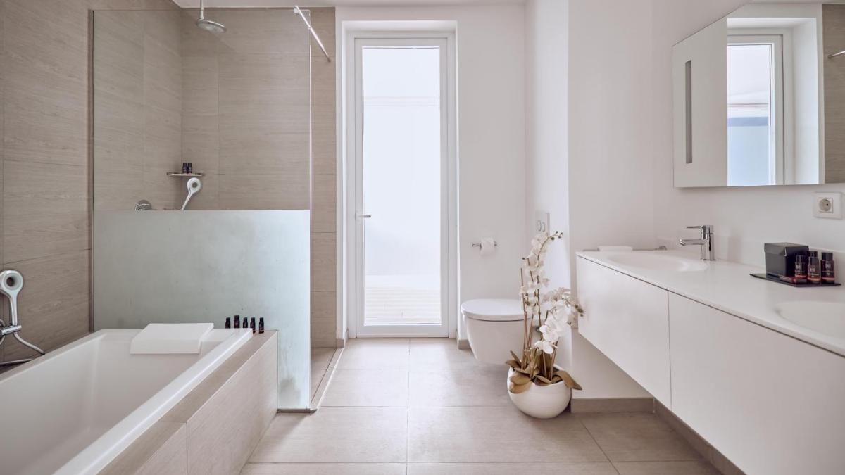 Un baño de Hotel Baobab Suites