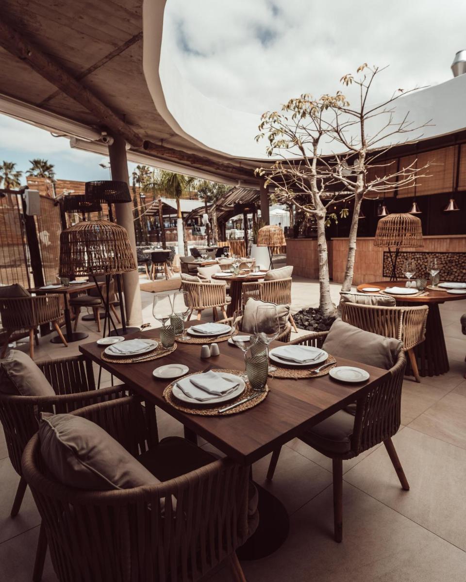 Un restaurante o sitio para comer en Hotel Baobab Suites