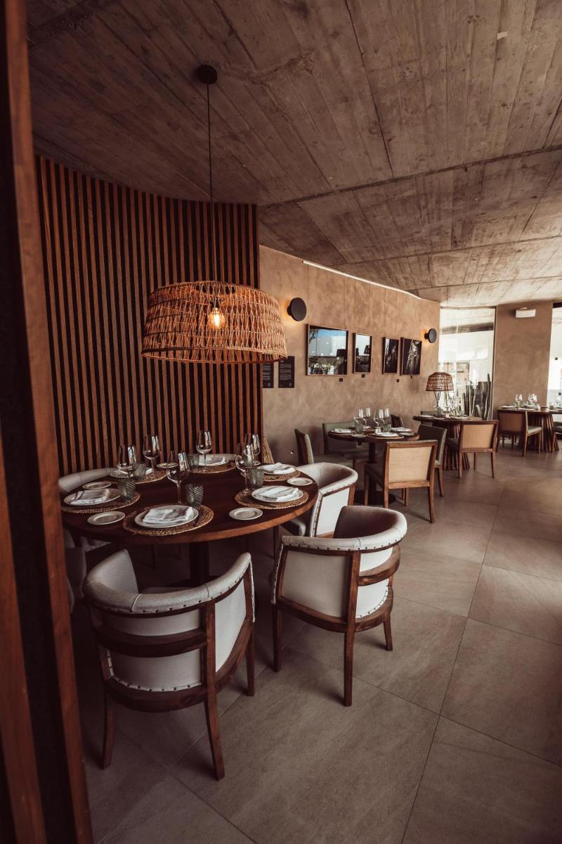 Un restaurante o sitio para comer en Hotel Baobab Suites