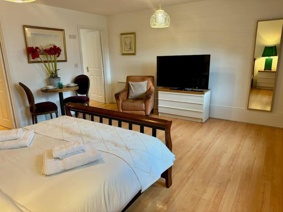 Central Studio 5 by MaisonPro - Housity