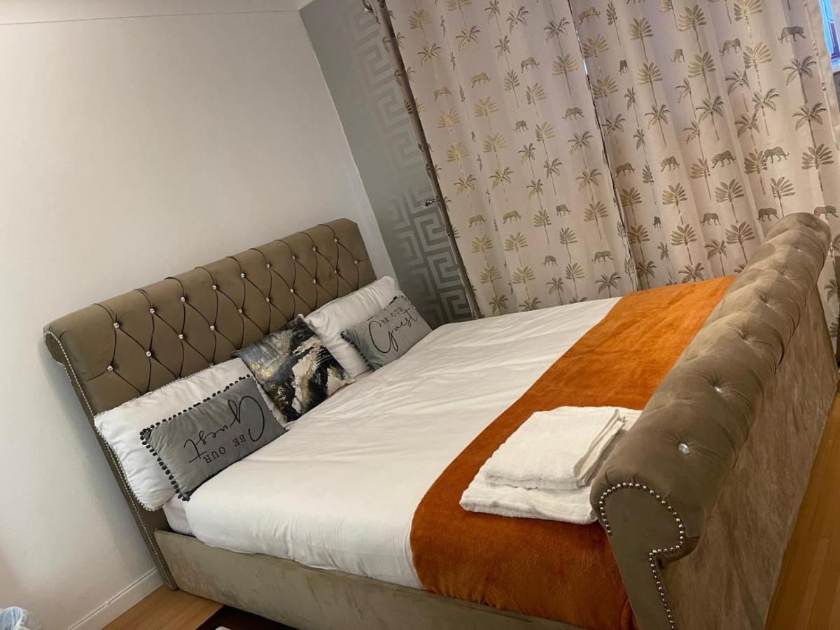 Basildon Essex Modern 3 bed house for 8 guest Free parking and WiFi - Housity