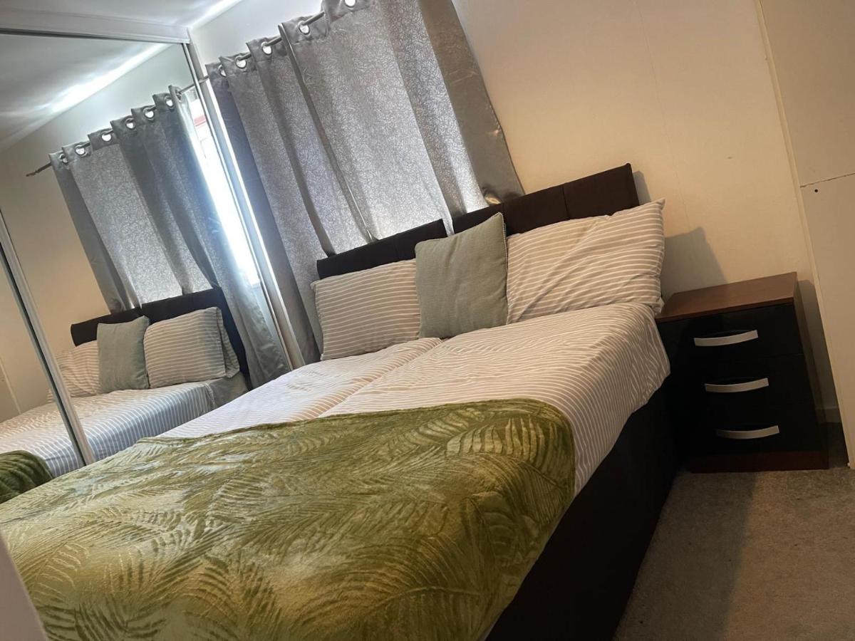 Basildon Essex Modern 3 bed house for 8 guest Free parking and WiFi - Housity