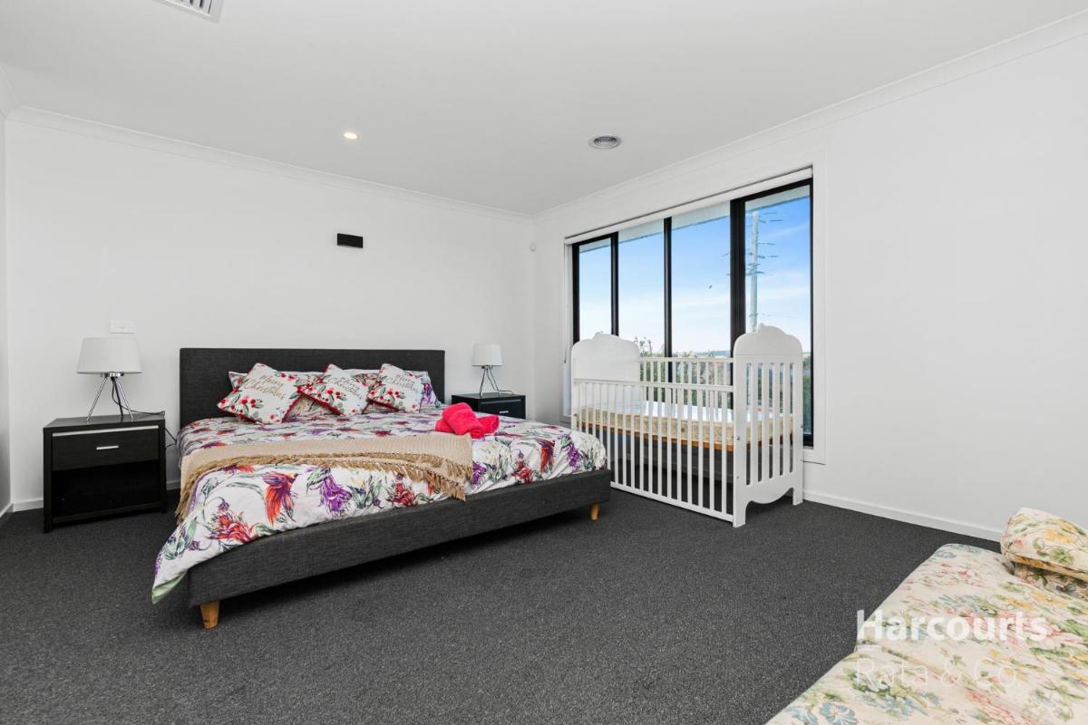 Whole House with 4QB - 44 Aspect - 30 minutes from Melbourne International Airport - 2 Minutes to Westfield Shopping Center - Housity