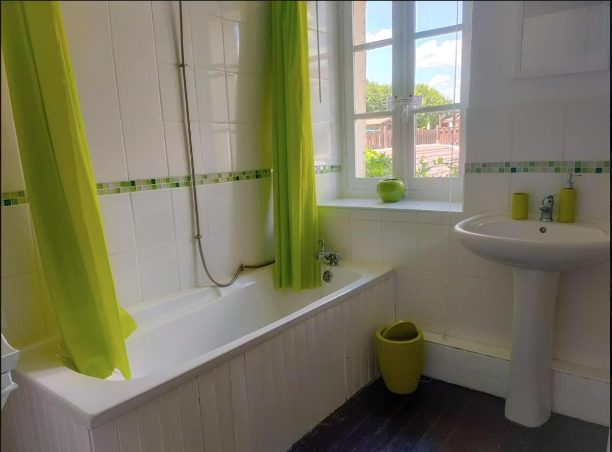 Meadow View Gîtes - Grande gîtes pour familles et groupes, piscine chauffée - Janaillat, Creuse, France, 23250 - Housity