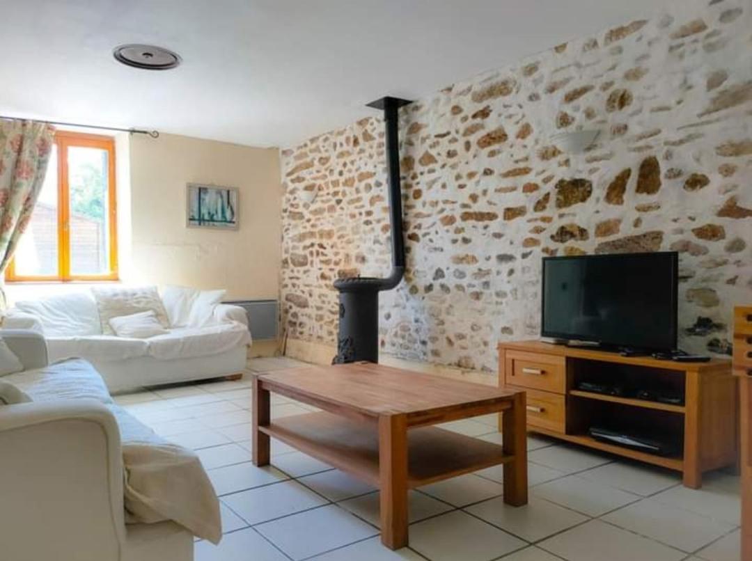 Meadow View Gîtes - Grande gîtes pour familles et groupes, piscine chauffée - Janaillat, Creuse, France, 23250 - Housity