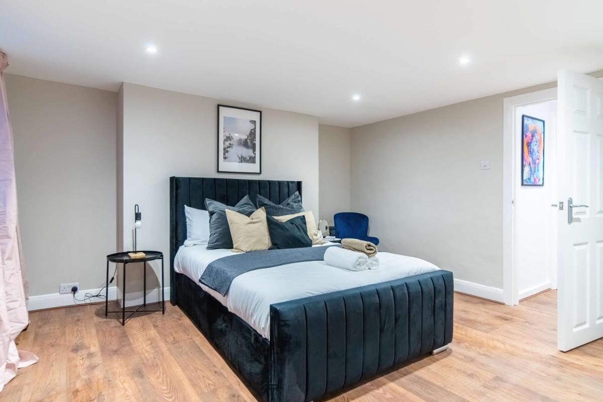 Modern Two Bed Apartment By LiveStay Short Lets & Serviced Accommodation Kensington With Free Wifi - Housity