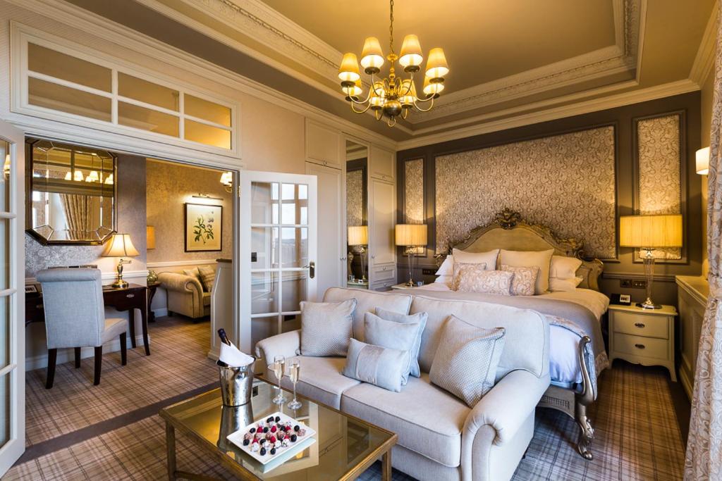 Down Hall Hotel - Housity