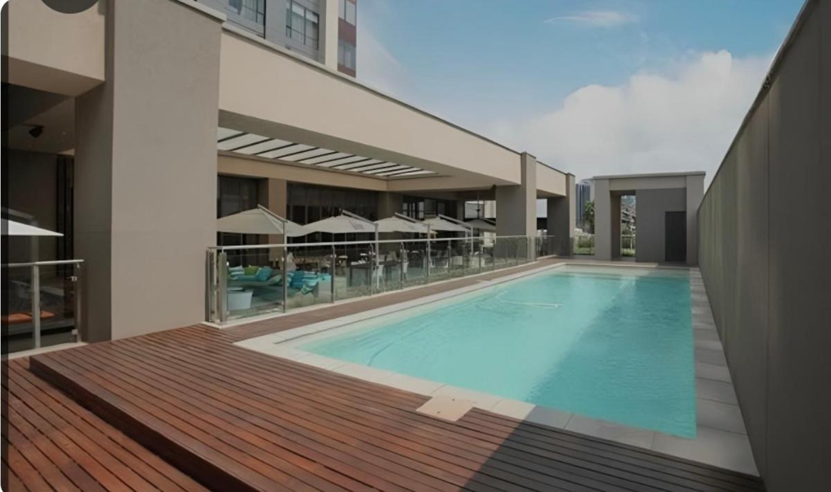 Sandton Skye Stylish Apartment free WIFI & Gym - Housity